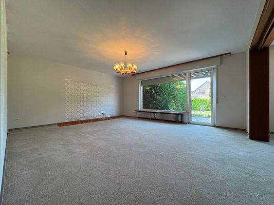 Wohnzimmer mit Terrassenzugang EG