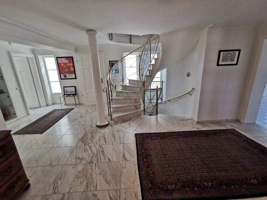 EG: Elegante Halle mit Marmorboden und geschwungener Treppe