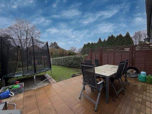 Blick von der Terrasse in den Garten