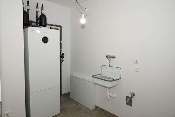 Hauswirtschaftsraum mit Waschmaschinenanschluss