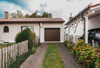 Aussenansicht-Einfahrt m. Garage