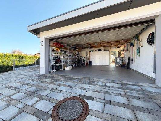 EG Garage: Große Garage mit viel Platz für Fahrzeuge Fahrräder und Werkbank