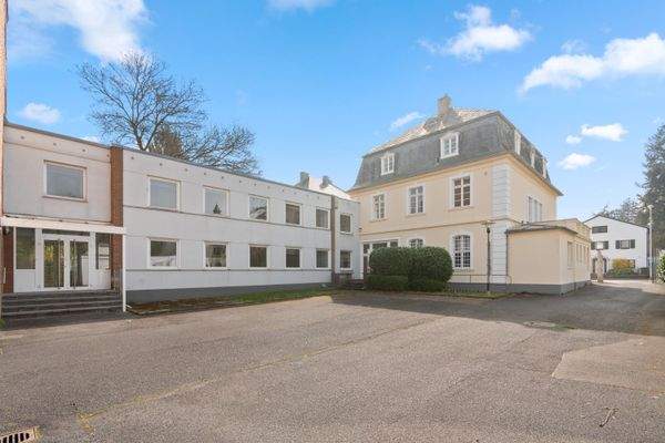 Villa und Anbau außen 