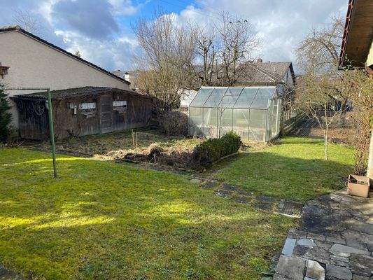 Blick in den Garten und zum Holzschuppen