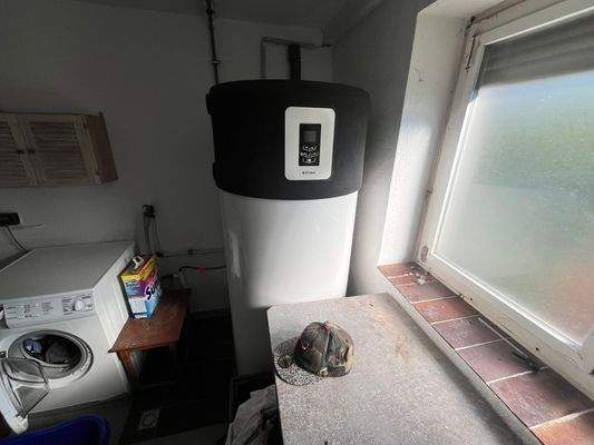 Boiler für Warmwasser in der Waschküche