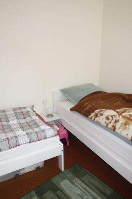 2. Schlafraum mit Fenster zur Loggia