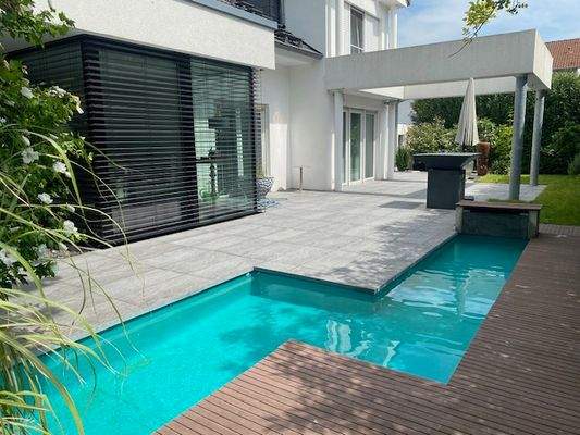 Pool und Terrasse
