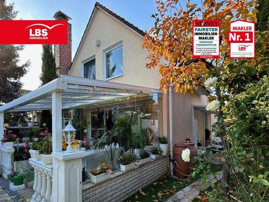 Haus mit gemütlicher Terrasse