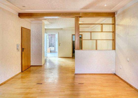 von Wohnzimmer in Esszimmer