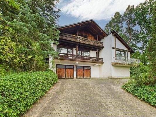 Hausansicht mit Zufahrt