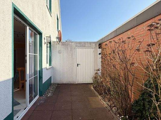 Zugang zur Garage mit Abstellraum