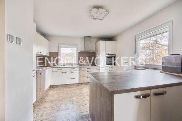 Moderne und großzügige Küche mit Neff- und Boschge