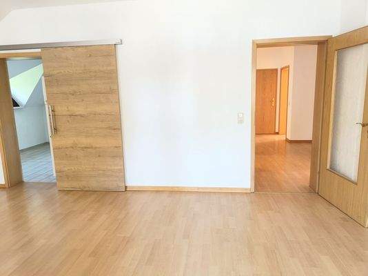 Wohnen mit Zugang zur Küche und Diele