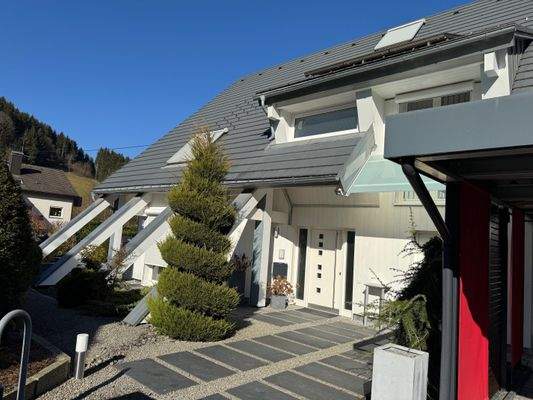 Wohnhaus mit Einliegerwohnung