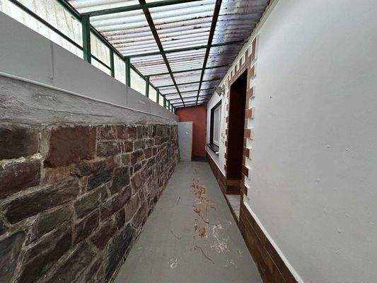 Überdachter Bereich hinter dem Wohnhaus