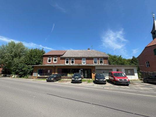 Außenansicht des abrissreifem Hauses