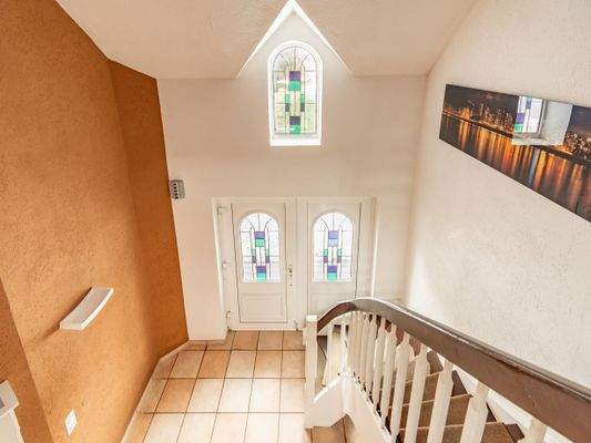 Treppengeländer mit Blick zur Eingangstür 