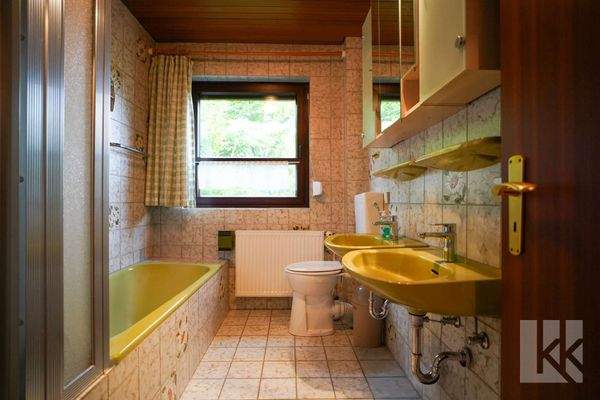 Hauptbadezimmer mit Dusche und Badewanne