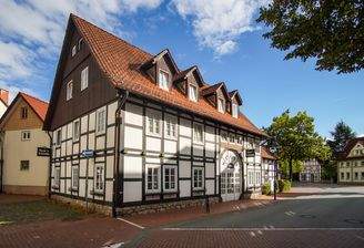 Straßenansicht (Massivbauweise mit Fachwerkverblendung)