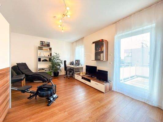 Schlafzimmer 2 im Obergeschoss mit Balkon