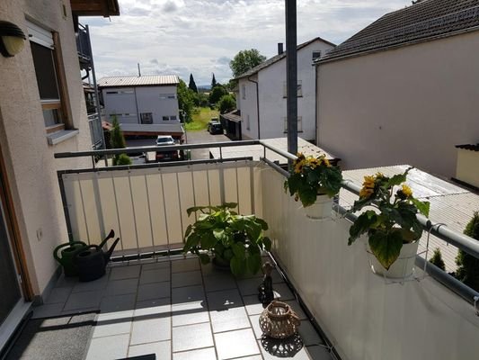 sonniger, überdachter Balkon