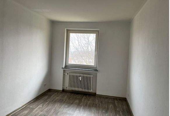 3.Raum mit hellen Wänden und Bodenbelag in hellgrauer Holzoptik.JPG