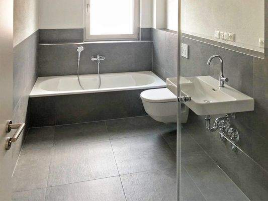 Badezimmer mit bodentiefer Dusche