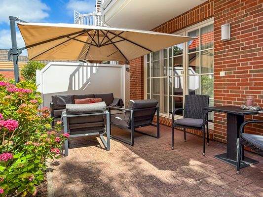 Terrasse mit Sonnenschirm