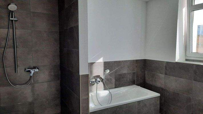 Referenzbad mit Dusche u Wanne