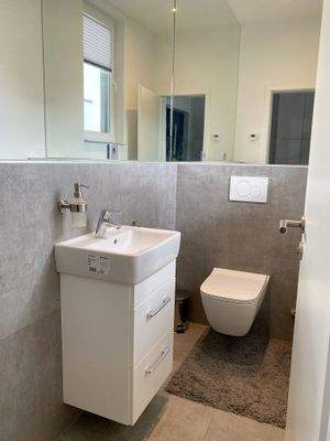 Das schöne wertige Gäste-WC ... mit Fenster, direk