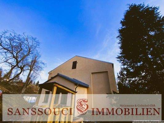 Giebelblick mit Spielplatz