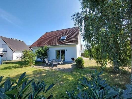 Außenansicht mit Terrasse EG