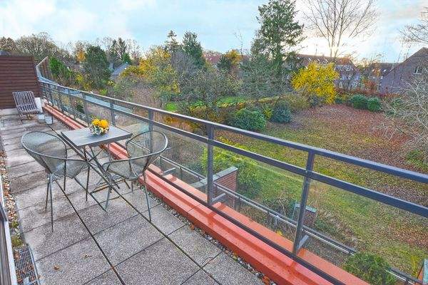 Die umlaufende Terrasse bietet Sonne, wann immer Sie wollen ...