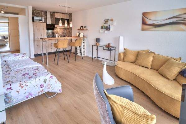 Wohnzimmer mit ausgeklapptem Bett