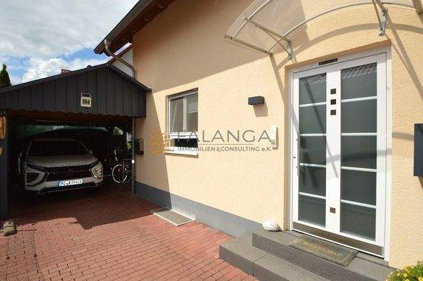 Eingangsbereich mit Carport