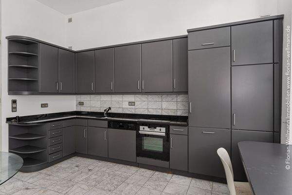 ... und komplett ausgestatteter Einbauküche.