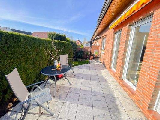 Sonnige Terrasse mit Garten