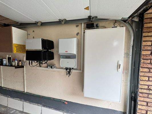 Technik für PV und Elektro in der Garage
