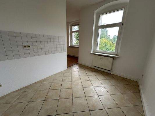 Helle Küche mit Fliesenboden