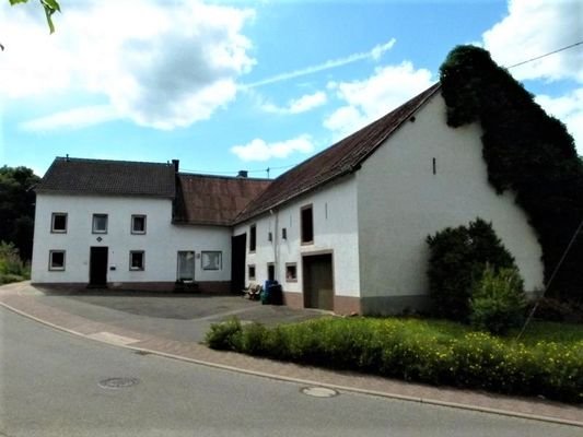 Wohnhaus mit Nebengebäude