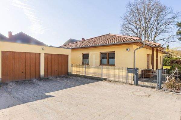 Hausansicht von vorne mit Blick auf die Garage