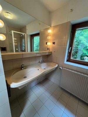 Bad mit Dusche im EG