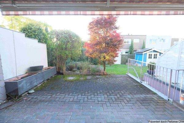 Blick aus dem Wohnzimmer auf Terrasse, Baum und Garten