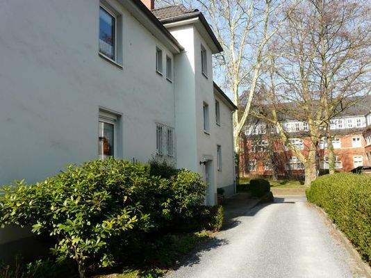 Auffahrt zu Garagen am Haus