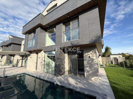 Villa with Pool within Walking Distance of Çalış Beach in Fethiye