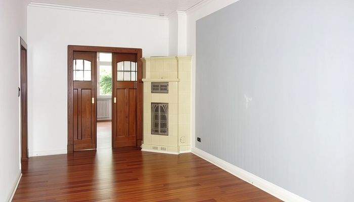 Großer Kachelofen, feine Schiebetüren.