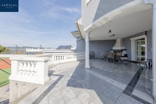Terrasse mit Essbereich und Außenkamin