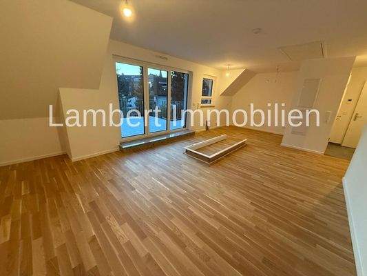 Wohnzimmer mit offener Küche