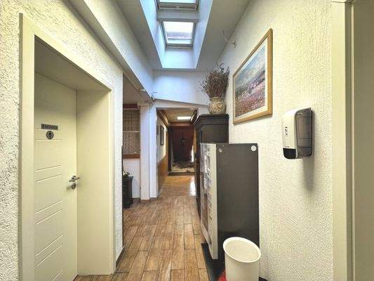 Flur Toiletten hinten