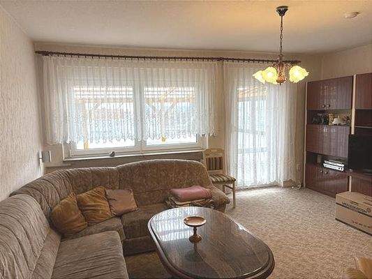 Wohnzimmer mit Ausgang zum Balkon